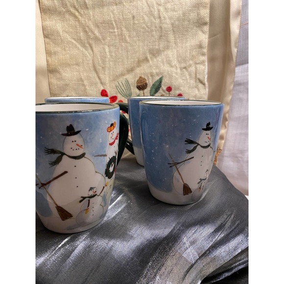 Oneida, Set of 4 Christmas/Snowman/Holiday Mugs/Cups. Two designs of Snow Family - Picture 8 of 15